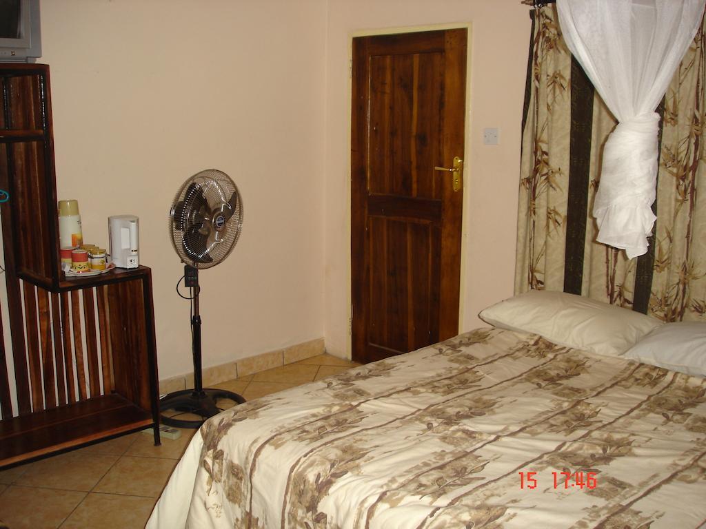 The Stone Guest House Livingstone Habitación foto